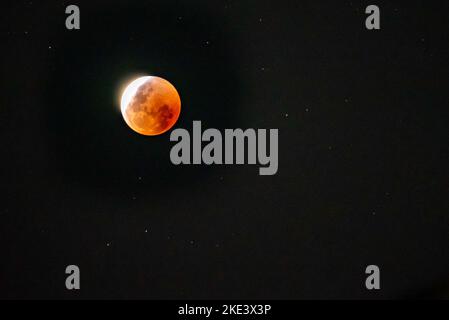 Il 8th 2022 novembre Blood Moon è quasi completamente eclissato, visto da Sydney Australia Foto Stock