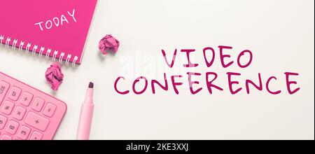 Didascalia di testo che presenta la videoconferenza. La foto concettuale che mostra in luoghi remoti tiene riunioni facetoface Foto Stock