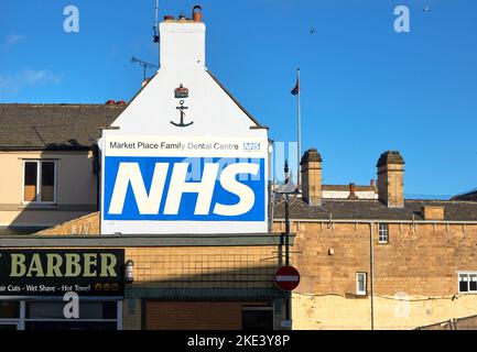 Logo British NHS su una parete bianca a Mansfield, Nottinghamshire, Regno Unito Foto Stock