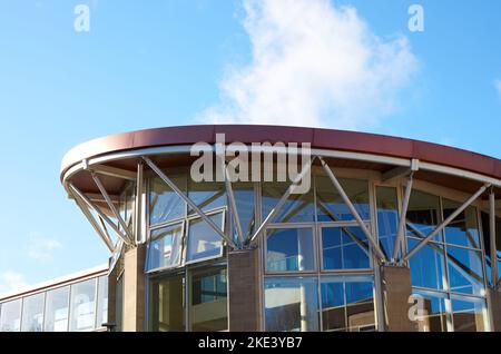 Moderna stazione degli autobus di vetro a Mansfield, Nottinghmshire, Regno Unito Foto Stock