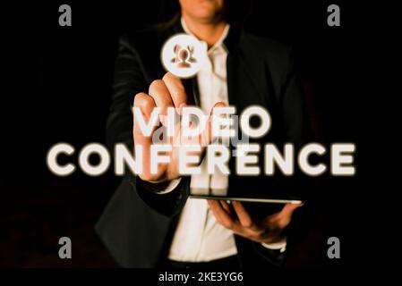 Conferenza video con didascalia concettuale. La foto concettuale che mostra in luoghi remoti tiene riunioni facetoface Foto Stock