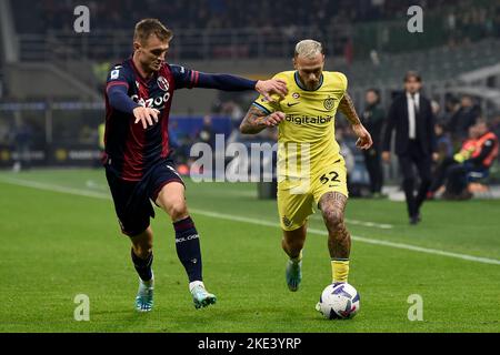 Milano, Italia. 09 novembre 2022. Federico Dimarco del FC Internazionale compete per la palla con Stefan Posch del Bologna FC durante la Serie Un incontro di calcio tra FC Internazionale e Bologna FC. Credit: Nicolò campo/Alamy Live News Foto Stock