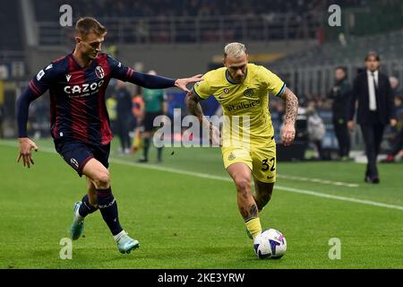 Milano, Italia. 09 novembre 2022. Federico Dimarco del FC Internazionale compete per la palla con Stefan Posch del Bologna FC durante la Serie Un incontro di calcio tra FC Internazionale e Bologna FC. Credit: Nicolò campo/Alamy Live News Foto Stock