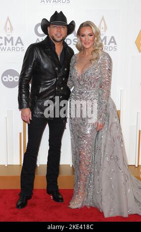 Nashville, Tennessee, Stati Uniti. 9th Nov 2022. Jason Aldean, Brittany Aldean agli arrivi per la Country Music Association 56th Annual CMA Awards, Bridgestone Arena, Nashville, TN 9 novembre 2022. Credit: MORA/Everett Collection/Alamy Live News Foto Stock