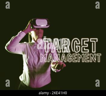 Ispirazione che mostra il segno Gestione del bersaglio. Concetto di Internet che alimenta il coinvolgimento dei clienti nell'azienda Foto Stock