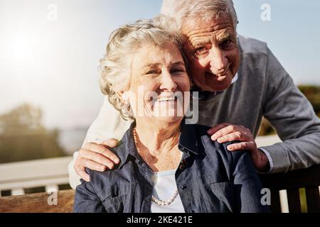 Avere un marito di sostegno significa il mondo per me. Una coppia anziana felice che si rilassa insieme all'aperto. Foto Stock