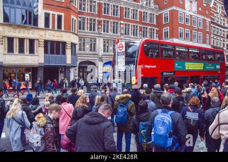 Londra, Regno Unito. 10th novembre 2022. I pendolari salgono su un autobus fuori dalla stazione di Liverpool Street mentre un altro attacco della metropolitana di Londra interrompe il viaggio nella capitale. Credit: Vuk Valcic/Alamy Live News Foto Stock