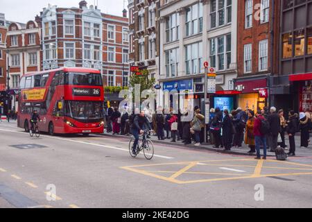 Londra, Regno Unito. 10th novembre 2022. I pendolari salgono su un autobus fuori dalla stazione di Liverpool Street mentre un altro attacco della metropolitana di Londra interrompe il viaggio nella capitale. Credit: Vuk Valcic/Alamy Live News Foto Stock