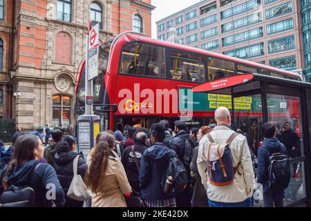 Londra, Regno Unito. 10th novembre 2022. I pendolari salgono su un autobus fuori dalla stazione di Liverpool Street mentre un altro attacco della metropolitana di Londra interrompe il viaggio nella capitale. Credit: Vuk Valcic/Alamy Live News Foto Stock