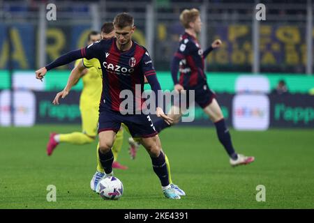 Stefan Posch del Bologna FC controlla la palla durante la Serie A match tra FC Internazionale e Bologna FC allo Stadio Giuseppe Meazza il 9 novembre 2022 a Milano Italia . Foto Stock