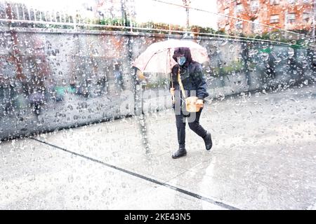 Persone con un ombrello nelle giornate di pioggia nella città di Bilbao, Paesi Baschi, Spagna Foto Stock