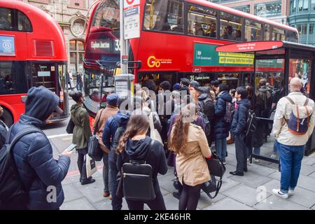 Londra, Regno Unito. 10th novembre 2022. I pendolari salgono su un autobus fuori dalla stazione di Liverpool Street mentre un altro attacco della metropolitana di Londra interrompe il viaggio nella capitale. Credit: Vuk Valcic/Alamy Live News Foto Stock