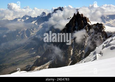 Una vista aerea del paesaggio montano invernale a Dome des Miages e Monte Bianco a Chamonix in Francia Foto Stock