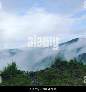 Una vista panoramica del mare di nuvole visto dalla cima di una montagna Foto Stock