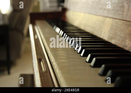 Un primo piano di una vecchia tastiera per pianoforte Foto Stock