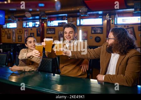Gruppo di amici felici che riposano e parlano al bar Foto Stock