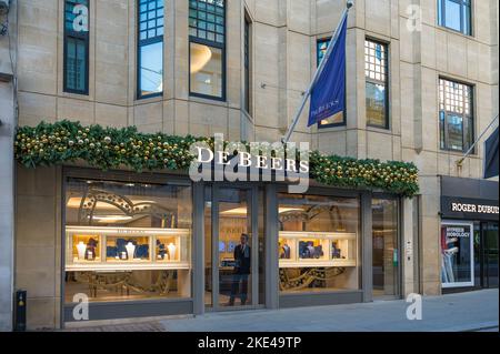 Esterno della gioielleria De Beers decorata per la stagione natalizia. Old Bond Street, Mayfair, Londra, Inghilterra, Regno Unito Foto Stock