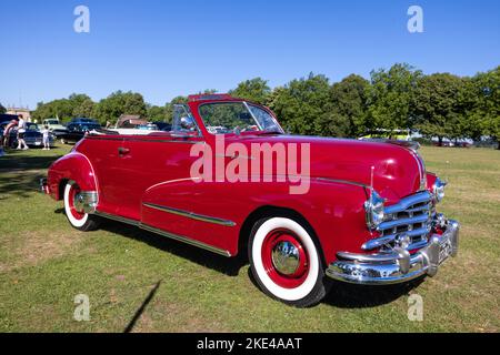 1948 Pontiac Torpedo ‘833 FAC’ in mostra all’American Auto Club Rally of the Giants, tenutosi a Blenheim Palace il 10th luglio 2022 Foto Stock