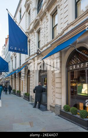 All'esterno del negozio Graff, un lussuoso marchio di gioielleria specializzato in diamanti, pietre preziose e orologi decorati. New Bond Street, Londra, Inghilterra, Regno Unito Foto Stock