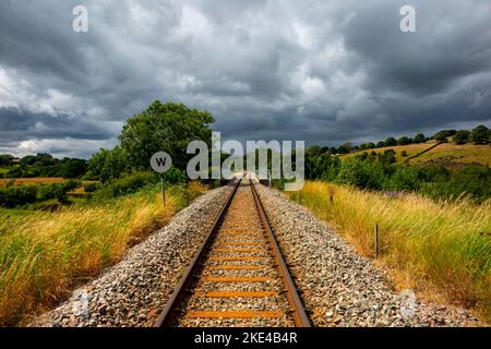 Ferrovia a binario singolo vicino a Danby sulla linea di Esk Valley che corre tra Middlesbrough e Whitby nel North York Moors National Park Inghilterra Regno Unito Foto Stock