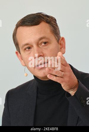 Karlsruhe, Germania. 10th Nov 2022. Christoph Werner, CEO della catena di farmacia dm, parla alla conferenza stampa annuale del gruppo di farmacia. Credit: Uli Deck/dpa/Alamy Live News Foto Stock