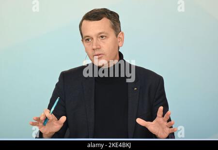 Karlsruhe, Germania. 10th Nov 2022. Christoph Werner, CEO della catena di farmacia dm, parla alla conferenza stampa annuale del gruppo di farmacia. Credit: Uli Deck/dpa/Alamy Live News Foto Stock