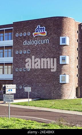 Karlsruhe, Germania. 10th Nov 2022. Foto esterna della sede della società della catena di farmacia dm. La conferenza stampa annuale della società si svolge il 10.11.2022. Credit: Uli Deck/dpa/Alamy Live News Foto Stock