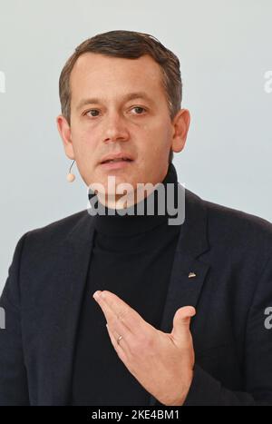 Karlsruhe, Germania. 10th Nov 2022. Christoph Werner, CEO della catena di farmacia dm, parla alla conferenza stampa annuale del gruppo di farmacia. Credit: Uli Deck/dpa/Alamy Live News Foto Stock