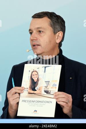 Karlsruhe, Germania. 10th Nov 2022. Christoph Werner, CEO della catena di farmacia dm, parla alla conferenza stampa annuale del gruppo di farmacia. Sta tenendo in mano un kit stampa. Credit: Uli Deck/dpa/Alamy Live News Foto Stock