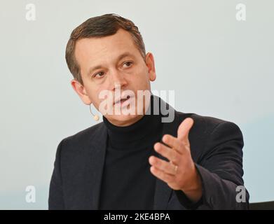 Karlsruhe, Germania. 10th Nov 2022. Christoph Werner, CEO della catena dm, preso prima dell'inizio della conferenza stampa annuale del gruppo di farmacia. Credit: Uli Deck/dpa/Alamy Live News Foto Stock