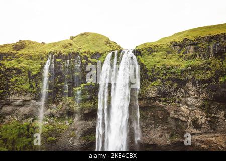 Piccola cascata in Seljalandsfoss, Islanda - fuco sparato Foto Stock