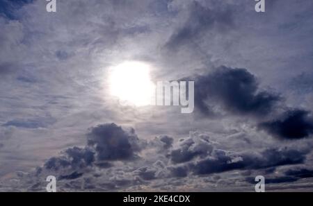 Sole luminoso che si infrangono attraverso nuvole scure in un cielo spettacolare in autunno sulla costa del Pembrokeshire Galles occidentale Regno Unito Gran Bretagna KATHY DEWITT Foto Stock