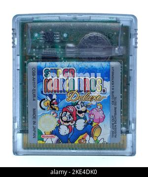 Un chip di gioco Super Mario Bros Gameboy Color su sfondo bianco Foto Stock