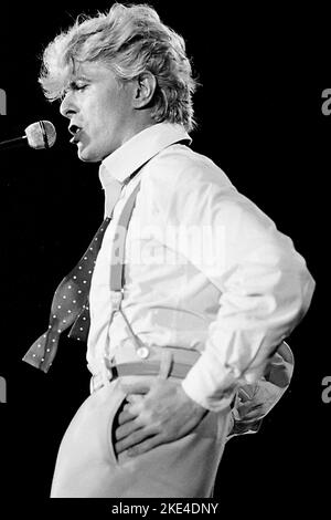 David Bowie in het Feijenoord stadion 1983. Rotterdam-Paesi Bassi. Serious Moonlight Tour. Live sul palco David Bowie.-vvbvanbree. Foto Stock