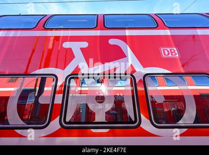 Cottbus, Germania. 08th Nov 2022. Il logo di una bicicletta su un treno regionale espresso di Deutsche Bahn. Credit: Patrick Pleul/dpa/Alamy Live News Foto Stock