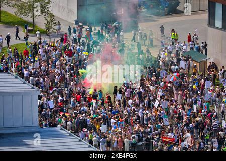 Un grande gruppo di studenti svedesi (Studenten) festeggia la loro laurea, Upplands Vasby, Stoccolma, Svezia Foto Stock