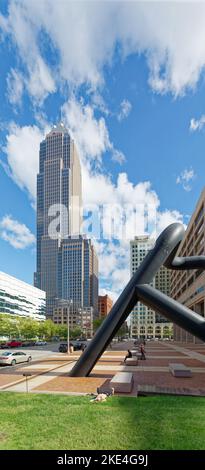 Il Cleveland Marriott Downtown at Key Tower e' sovrastato dal grattacielo dell'ufficio. Foto Stock