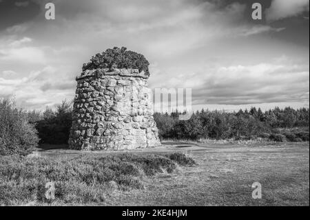 L'immagine è del Culloden Moor Memorial Cairn per gli Highlanders che perirono sul campo di battaglia di Culloden Moor i 1746 Foto Stock