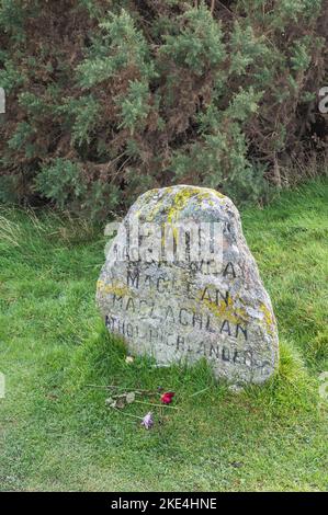 L'immagine è dei memoriali di Clan Stone nel campo di battaglia di Culloden Moor vicino a Inverness Foto Stock