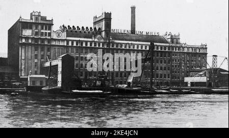 Vista del Millennium Mills, Royal Victoria Docks, Londra, c1920. L'edificio originale Millennium Mills è stato progettato e costruito nel 1905 da William Vernon & Sons come mulino di farina. Foto Stock