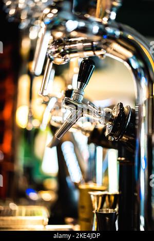 Primo piano di un rubinetto di birra in un bar. Foto Stock