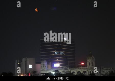 Kolkata, Bengala Occidentale, India. 8th Nov 2022. La "Luna del sangue" è vista dietro una luce stradale durante un'eclissi lunare totale a Kolkata il 8 novembre 2022. (Credit Image: © Dipa Chakraorty/Pacific Press via ZUMA Press Wire) Foto Stock