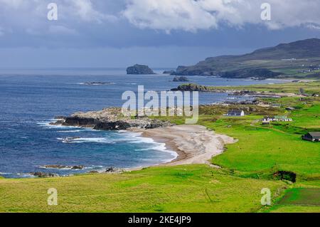 Selvaggio e selvaggio vento spazzato remota costa atlantica della penisola di Inishowen da Malin Head, Contea di Donegal, Irlanda Foto Stock