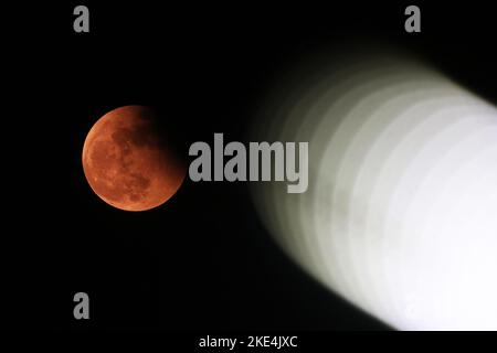 Kolkata, Bengala Occidentale, India. 8th Nov 2022. La "Luna del sangue" è vista dietro una luce stradale durante un'eclissi lunare totale a Kolkata il 8 novembre 2022. (Credit Image: © Dipa Chakraorty/Pacific Press via ZUMA Press Wire) Foto Stock
