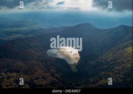 Paesaggio aereo del Lago di Saint Ana - Romania in autu Foto Stock