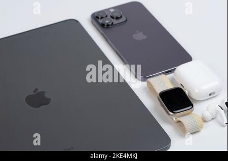 New york, USA - 8 novembre 2022: IPad, iphone e guardare su sfondo bianco isolato vista ravvicinata Foto Stock