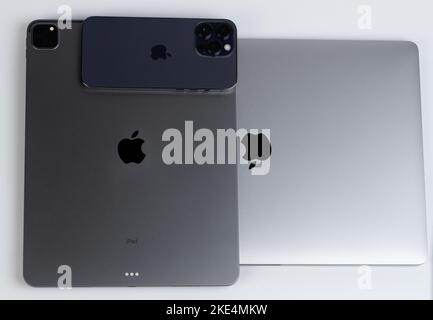 New york, USA - 8 novembre 2022: I nuovi macbook, ipad e iphone Apple sono su sfondo bianco Foto Stock