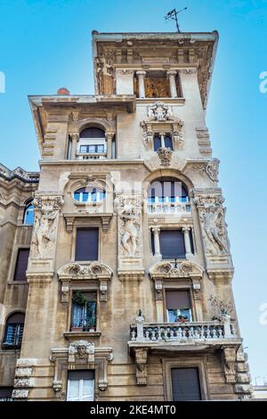 Roma, Italia - 04-12/2018: Belle case nel quartiere Coppedè di Roma Foto Stock