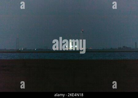 Cygnus NG-18 presso la struttura di volo di Wallops Island, seduta sul Pad 0A il 06.11.2022, minuti prima che il lancio fosse spazzato a causa di un allarme antincendio che provocava l'evacuazione del centro di controllo di Northrop Grumman a Dulles, Virginia. Foto Stock