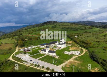 Veduta aerea del monastero ortodosso di Salva in Romania, vista sui droni Foto Stock